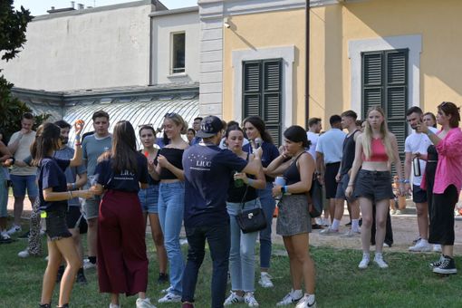Un momento di socializzazione nel parco Liuc. Sotto, foto di gruppo degli studenti internazionali