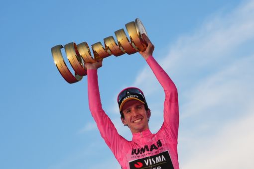 Il vincitore del Giro 2025 Simon Yates. Photo credits: LaPresse. Dal comunicato stampa Rcs Sport Il vincitore del Giro 2025 Simon Yates. Photo credits: LaPresse. Dal comunicato stampa Rcs Sport