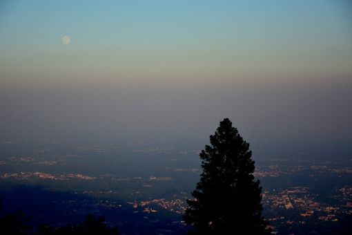 Cappa di foschia e afa dovuta all'anticiclone africano sulla provincia di Varese e sulla pianura padana vista dal Campo dei Fiori (Foto P.Valisa - Astrogeo)