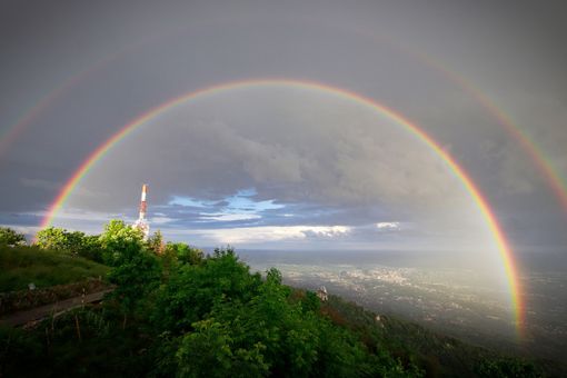Nubi e arcobaleno a luglio al Campo dei Fiori (foto Centro Geofisico Prealpino) Nubi e arcobaleno a luglio al Campo dei Fiori (foto Centro Geofisico Prealpino)