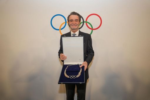 Il governatore Attilio Fontana con l’Ordine olimpico in argento ricevuto nei giorni scorsi dal Cio (foto d'archivio)