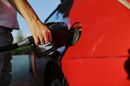 La lotta al caro carburanti passa anche dalla riduzione dei consumi. I consigli dell’esperto: «Guida senza “strappi” e meno aria condizionata»