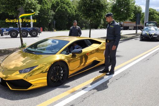 Contrabbando di auto di lusso con targa svizzera, la Guardia di Finanza sequestra cinque supercar Contrabbando di auto di lusso con targa svizzera, la Guardia di Finanza sequestra cinque supercar