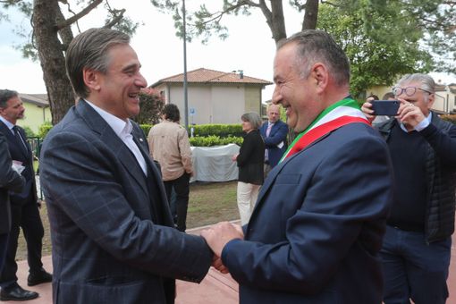 L'abbraccio tra Claudio Milanese e il ministro Giancarlo Giorgetti ad Alpi Food (foto Enrico Scaring)