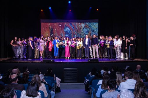 I ragazzi di Acof esplorano la vita sulle orme di Dante. Lo spettacolo “Burn Baby Burn” supera ogni aspettativa