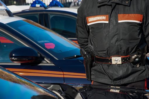 Minorenne sequestrato, picchiato con un coltello puntato alla gola e rapinato: tre giovani arrestati dai carabinieri