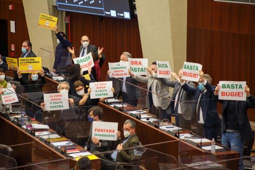 Lombardia, bagarre in consiglio regionale: espulsi cinque consiglieri dell'opposizione