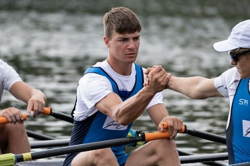 Nicolò Demiliani (foto A. Carbonare, canottaggio.org). Sotto la cerimonia di premiazione e il quattro di coppia con Maichol Brambilla