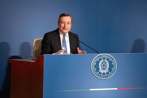 Draghi: «Da aprile basta mascherine all'aperto e scuole sempre aperte. Stop al green pass all'esterno per fiere, sport, feste e spettacoli» Draghi: «Da aprile basta mascherine all'aperto e scuole sempre aperte. Stop al green pass all'esterno per fiere, sport, feste e spettacoli»