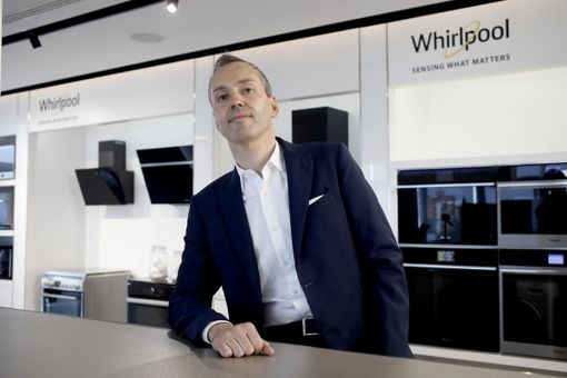 Fabio Colombo, Vice Presidente delle Risorse Umane di Whirlpool EMEA. Sotto: una delle fabbriche dello stabilimento Whirlpool di Cassinetta