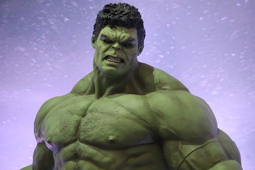 Lago Maggiore, travestito da Hulk entra nel cortile di una casa con una roncola: denunciato Lago Maggiore, travestito da Hulk entra nel cortile di una casa con una roncola: denunciato