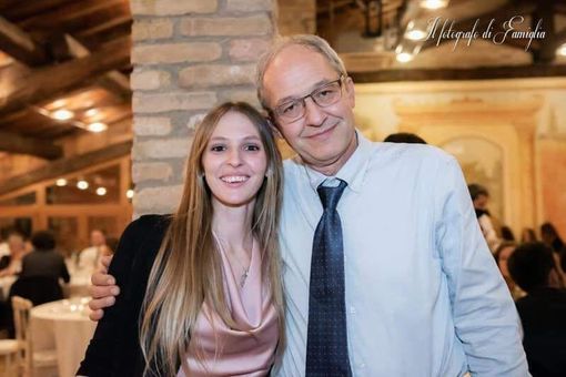 Con questa foto postata sul suo profilo ufficiale, Attilio Fontana ricorda Giulia e abbraccia il papà Massimiliano e la famiglia