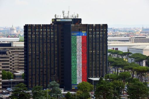 Poste italiane: il volto dei dipendenti della provincia di Varese sulla bandiera per tifare gli azzurri