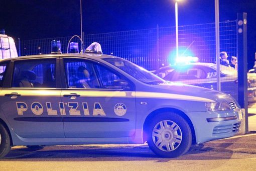 Pugno in faccia per rubare il cellulare, poi gomitate e testate ai poliziotti: giovane turco in manette