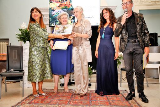 Il premio a Barbara Cimmino Il premio a Barbara Cimmino