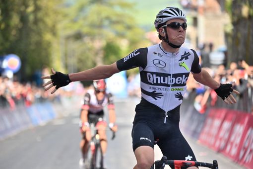 Mauro Schmid batte allo sprint Alessandro Covi a Montalcino