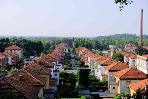 Il Villaggio di Crespi d'Adda. Sotto, la Brughiera del Gaggio