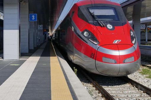 Guasto su linea Milano-Bologna, ritardi e cancellazioni per treni Alta Velocità Guasto su linea Milano-Bologna, ritardi e cancellazioni per treni Alta Velocità
