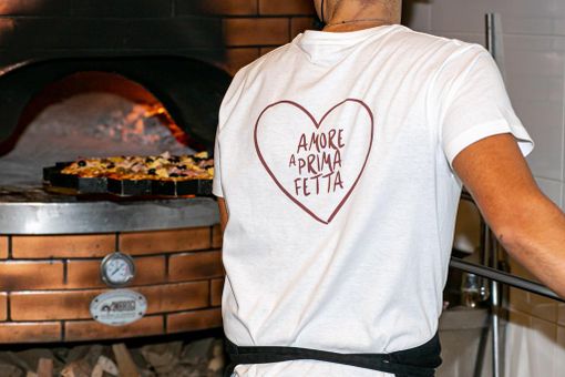 "Amore a prima fetta": la pizza a forma di cuore sbarca in provincia. E offre posti di lavoro "Amore a prima fetta": la pizza a forma di cuore sbarca in provincia. E offre posti di lavoro