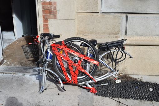 Blitz anti bivacco nella ditta abbandonata: cinque abusivi denunciati, trovate sei bici rubate