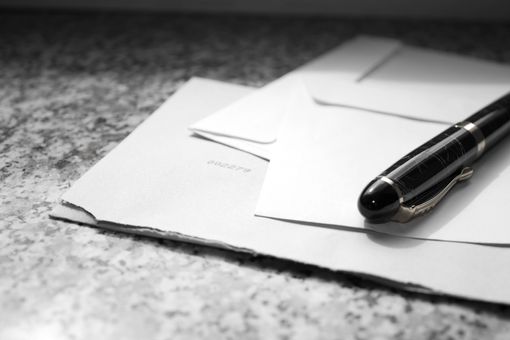 Ritira la raccomandata a casa per il marito. Poi la chiamano in posta: la sorpresa (dopo la coda) Ritira la raccomandata a casa per il marito. Poi la chiamano in posta: la sorpresa (dopo la coda)