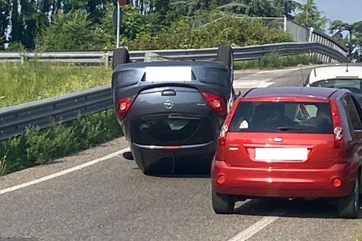 Paura ai Cinque Ponti, si ribalta auto Paura ai Cinque Ponti, si ribalta auto