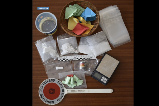 Le dosi di cocaina erano nascoste nei post it. Uomo di 61 anni arrestato per spaccio a Gorla Maggiore Le dosi di cocaina erano nascoste nei post it. Uomo di 61 anni arrestato per spaccio a Gorla Maggiore