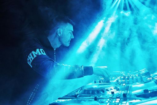 Gabry Ponte alla consolle (foto tratta dal profilo Facebook ufficiale dell'artista torinese)