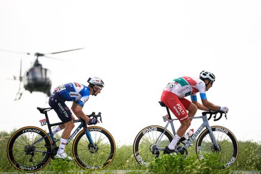Alaphilippe e Maestri. Photo credits: LaPresse Alaphilippe e Maestri. Photo credits: LaPresse