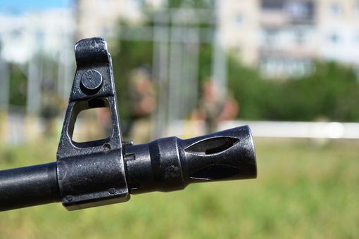 Tradate, spari di kalashnikov per comprare la droga: albanese a processo