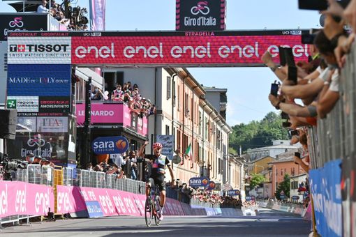 VIDEO. La zampata di Bettiol prima del grande attacco a Bernal. Ravasi (Eolo-Kometa): «Niente Mottarone, rispettiamo vittime e familiari»