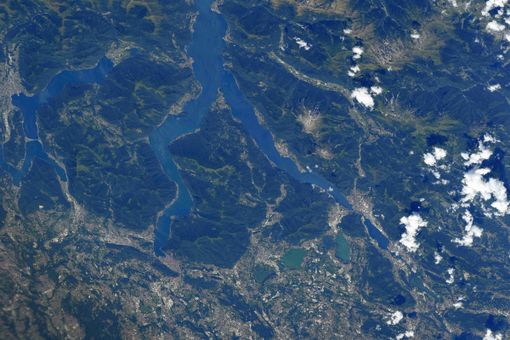 Le immagini postate da Samantha Cristoforetti dalla Stazione spaziale internazionale con il lago di Lugano e quello di Como