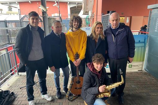 In stazione a Varese arriva il totem che permette a musicisti e artisti di esibirsi dal vivo