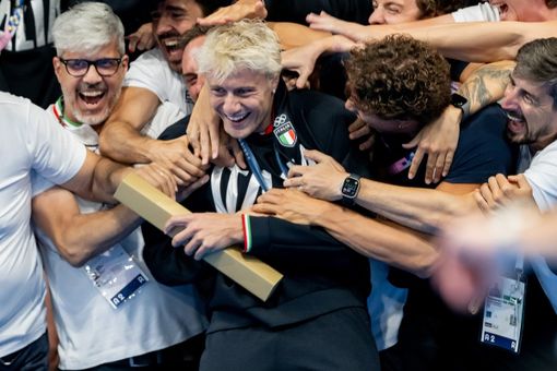 Nicolò Martinenghi, che compirà 25 anni giovedì 1° agosto, travolto di gioia dopo l'oro olimpico nei 100 rana (foto tratta dalla pagina Facebook della Federazione Italiana Nuoto) Nicolò Martinenghi, che compirà 25 anni giovedì 1° agosto, travolto di gioia dopo l'oro olimpico nei 100 rana (foto tratta dalla pagina Facebook della Federazione Italiana Nuoto)