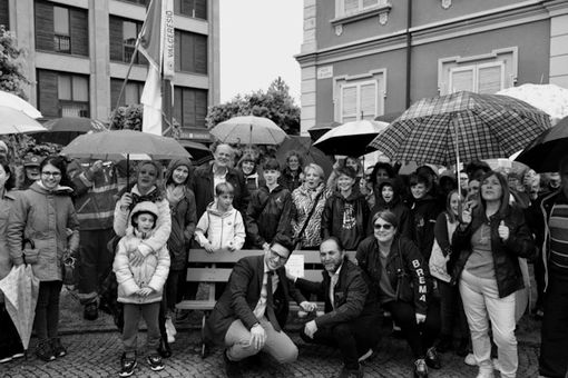 La foto di gruppo davanti alla panchina blu di Arcisate, la prima in provincia, con il piccolo Daniele Silvestri accompagnato da famiglia e amici, il sindaco Cavalluzzi e i volontari di Adiuvare