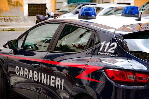 Venegono, straniero si scaglia come una furia contro i carabinieri e ne ferisce tre: per immobilizzarlo serve il taser