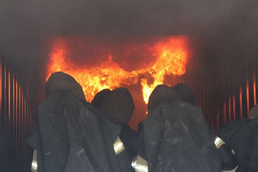 Paura e danni nel Bellinzonese per un vasto incendio nella notte: evacuate trenta persone