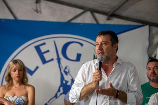 Il ministro Matteo Salvini, leader della Lega, durante il suo discorso sul palco della festa del partito a Sumirago (foto Alessandro Umberto Galbiati) Il ministro Matteo Salvini, leader della Lega, durante il suo discorso sul palco della festa del partito a Sumirago (foto Alessandro Umberto Galbiati)