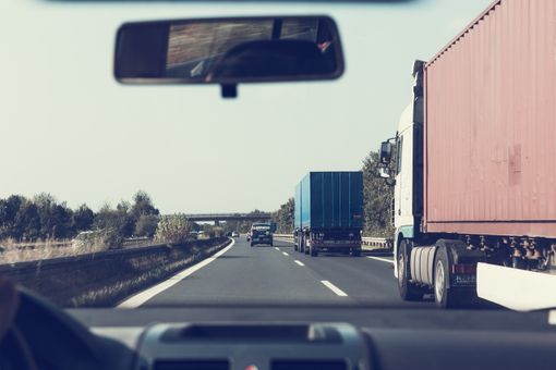 A chi rivolgersi per organizzare un trasporto merci tra l'Italia e la Svizzera