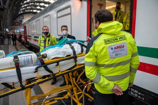 FOTO. Covid, parte dalla Lombardia il primo &quot;treno sanitario&quot; che può ospitare 21 pazienti intubati