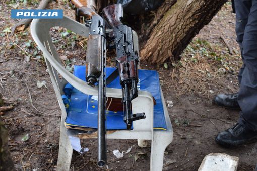 FOTO. Armati di kalashnikov spacciavano droga nei boschi di Malnate e Vedano: in manette due pusher nordafricani FOTO. Armati di kalashnikov spacciavano droga nei boschi di Malnate e Vedano: in manette due pusher nordafricani
