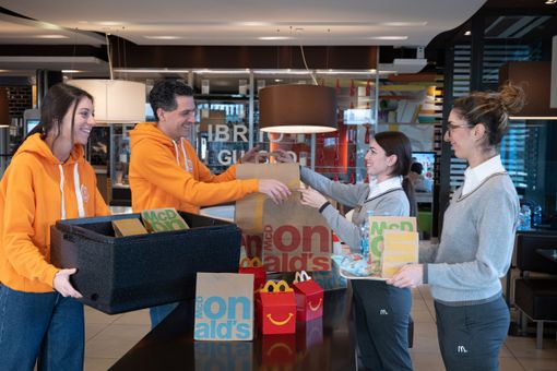 McDonald's insieme a Banco Alimentare donano 120 pasti caldi a settimana in provincia di Varese a chi è in difficoltà McDonald's insieme a Banco Alimentare donano 120 pasti caldi a settimana in provincia di Varese a chi è in difficoltà