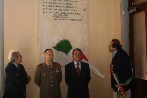 Pietro Magistrelli durante la scopertura della lapide con i benemeriti nel 2014
