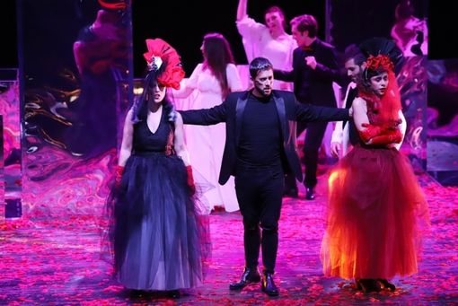 In scena il Don Giovanni di Mozart. L'opera lirica è giovane e contemporanea In scena il Don Giovanni di Mozart. L'opera lirica è giovane e contemporanea
