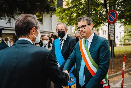 Cassani, affiancato dal collega Antonelli, stringe la mano al presidente Fontana (foto pubblicata su Facebook dal sindaco di Gallarate)