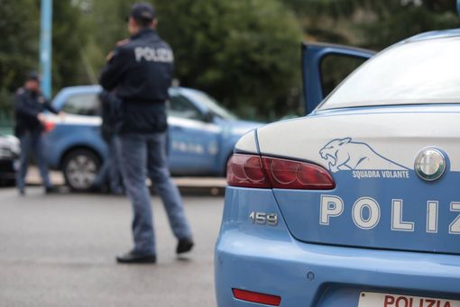 Vuole togliersi la vita in strada, salvato dagli agenti di polizia