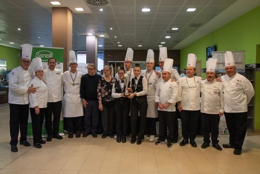 I genitori di Matteo Restelli con la giuria e i premiati I genitori di Matteo Restelli con la giuria e i premiati