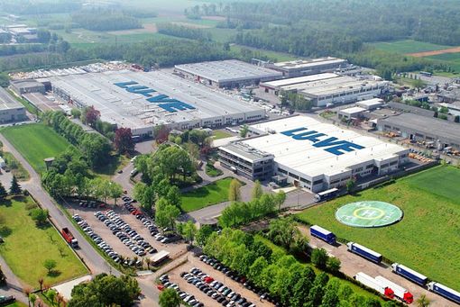 Lo stabilimento di Uboldo della Lu-Ve premiata con l'azienda Secondo Mona come impresa competitiva Lo stabilimento di Uboldo della Lu-Ve premiata con l'azienda Secondo Mona come impresa competitiva