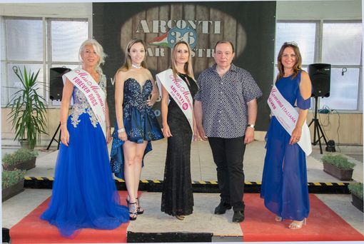 Le vincitrici delle tre categorie, da sinistra: Maria Teresa Vodola, Gloria Perin ed Emanuela Locatelli con Melissa Bassetti e Paolo Teti. Sotto: tutte le mamme premiate alla selezione di Gallarate Le vincitrici delle tre categorie, da sinistra: Maria Teresa Vodola, Gloria Perin ed Emanuela Locatelli con Melissa Bassetti e Paolo Teti. Sotto: tutte le mamme premiate alla selezione di Gallarate