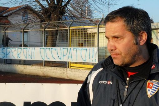 Novelli in un'immagine che racconta i tempi del suo impegno per la Pro: i tifosi non hanno dimenticato e l'abbracciano forte